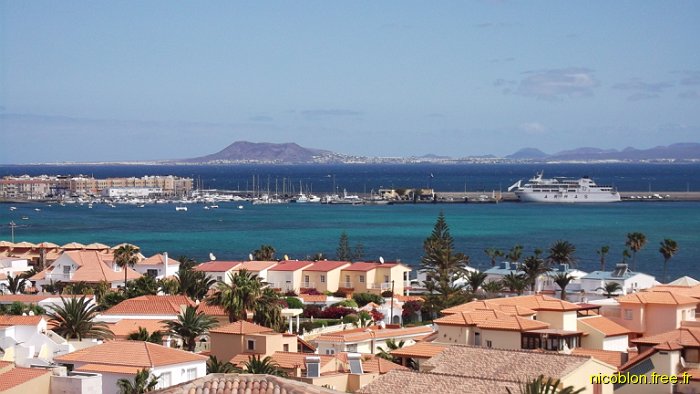 vu sur Corralejo et l'île de Lanzarote depuis le clocher du centre commercial El Campanario