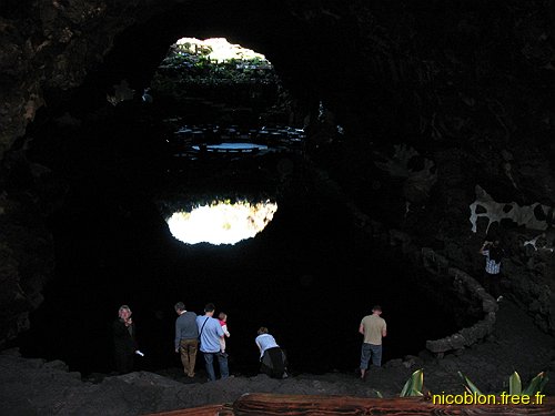 la grotte et le lac souterrain d'eau salée