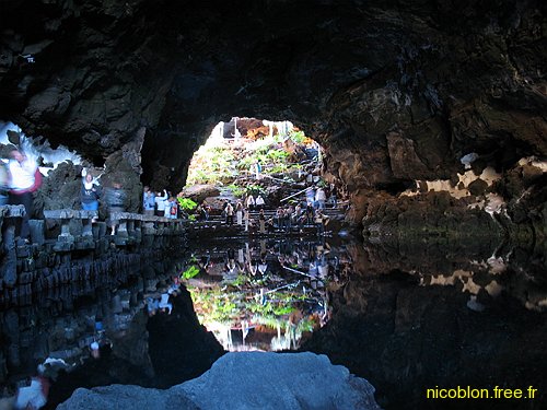 la grotte et le lac souterrain d'eau salée