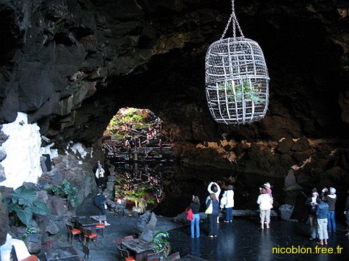 la grotte et le lac souterrain d'eau salée