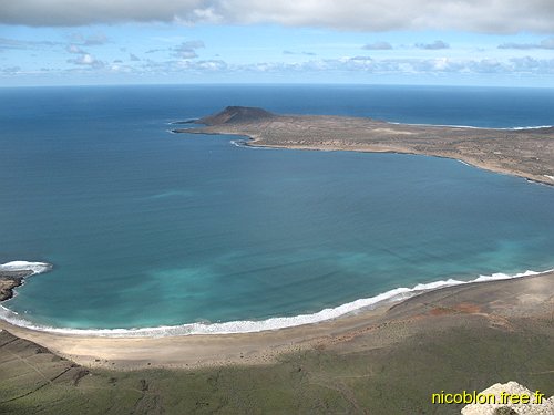 Playa del Risco, avec sur La Graciosa, la montagne Amarilla (172 m)