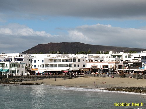 Playa Blanca avec la montagne Roja