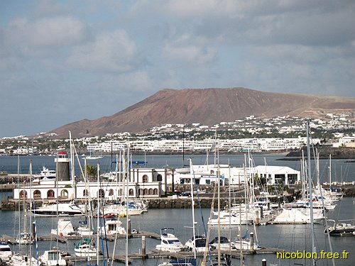 Marina de Rubicon avec la montagne Roja (197 m)