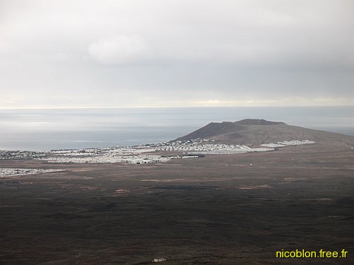 Playa Blanca avec la montagne Roja (197 m) vu de Femés