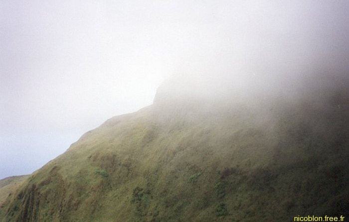 montagne Pelée dans la brume